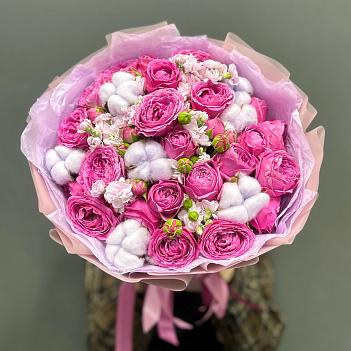 Микс из пионовидных роз Мисти Баблс, маттиолы и сиреневого хлопка