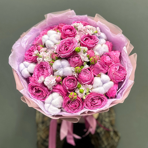 Микс из пионовидных роз Мисти Баблс, маттиолы и сиреневого хлопка с доставкой в Москве