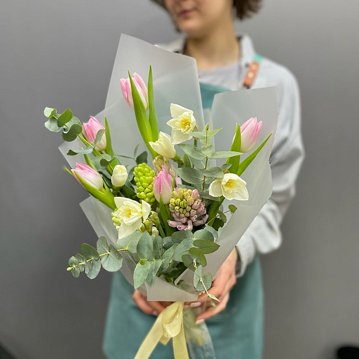 Букет из микса тюльпанов, гиацинтов и нарциссов в декоративной упаковке с лентой с доставкой в Москве