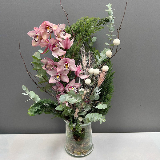 Интерьерная композиция с веткой орхидеи в стеклянной вазе по лучшей цене в Москве Интерьерная композиция с веткой орхидеи в стеклянной вазе с доставкой в Москве