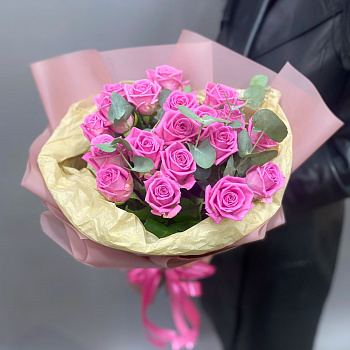 Розы Аква - букет из 19 роз с эвкалиптом