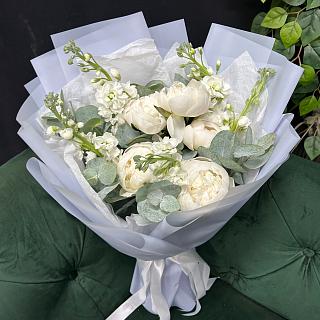 Белый букет с пионами и матиолой