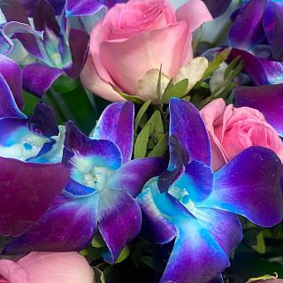 Букет из синих орхидей и роз