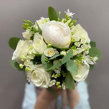Букет невесты с белыми пионами. розами и бувардией