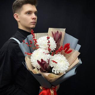 Осенний букет с сезонной крымской хризантемой, илексом и сухоцветами 