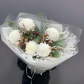 Зимний букет с сезонной хризантемой