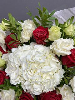 Микс с белой гортензией, розами Шангрила и белой эустомой