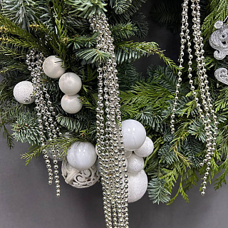 Венок новогодний с белым декором