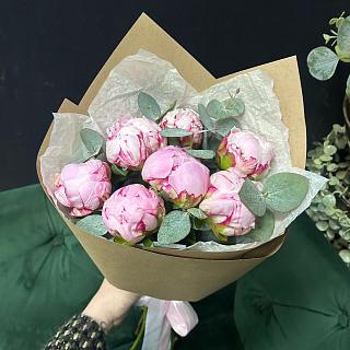 Монобукет из 7 пионов Сара Бернар и эвкалипта