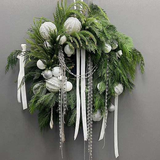 Большой венок из нобилиса с бело-серебряным декором с доставкой в Москве