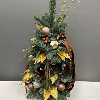 Елка из нобилиса с декором и золотыми листьями