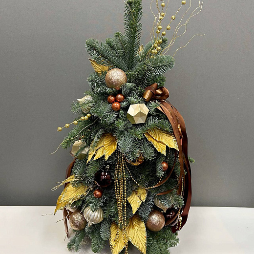 Елка из нобилиса с декором и золотыми листьями с доставкой в Москве
