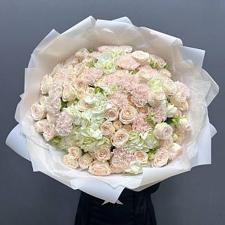 Сборный букет с гортензиями, пионовидной розой и гвоздикой