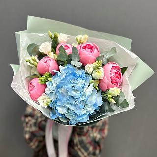 Микс из голубой гортензии, лососевыми пионами и эустомой