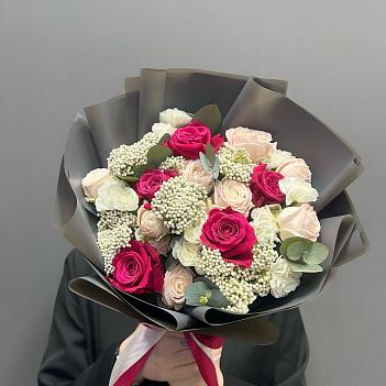 Микс из роз и озотамнуса в серой упаковке