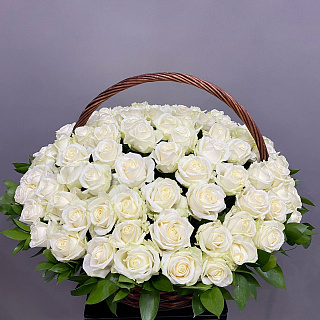 Букет из 101 белой розы с рускусом в корзине