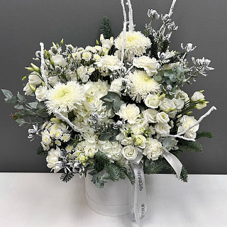 Зимняя композиция в белой коробке с хризантемами