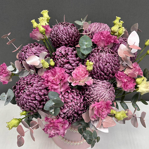 Композция в розовой шляпной коробке с сезонными хризантемами и жемчугом  с доставкой в Москве