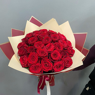 Букет из 25 красных роз  в двухцветной пленке (50 см)