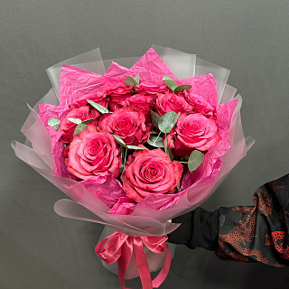 Букет из 11 розовых Эквадорских роз с эвкалитом