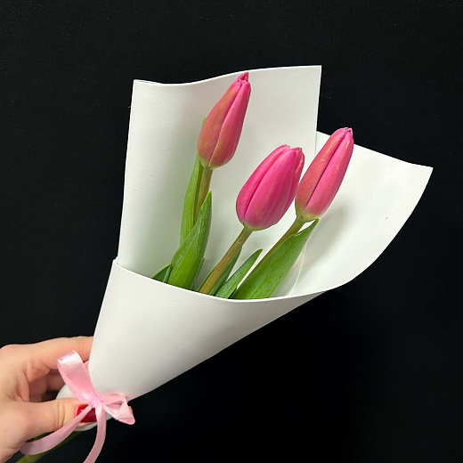 Букет из 3 розовых тюльпанов в белом фоамиране с доставкой в Москве