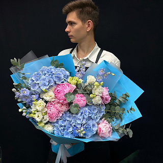 Авторский микс с пионами Сара Бернар, дельфиниумом и сезонными синими гортензиями 