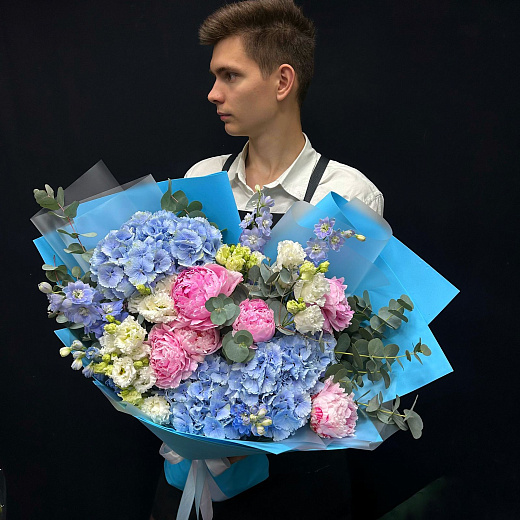 Авторский микс с пионами Сара Бернар, дельфиниумом и сезонными синими гортензиями  с доставкой в Москве
