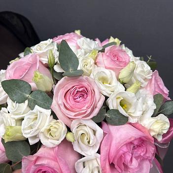 Букет из парфюмированных роз  Пинк О хара и белой эустомы в розовой коробке