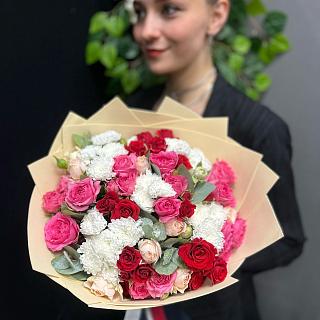 Букет из разноцветных кустовых роз и хризантем (19 шт)