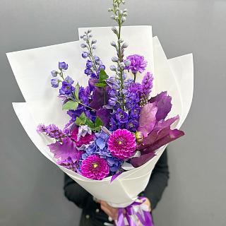 Сезонный букет с фиолетовыми георгинами