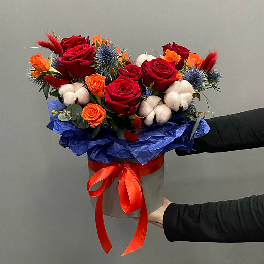 Композиция в коробке с одноголовыми, кустовыми розами и эрингиумом с доставкой в Москве