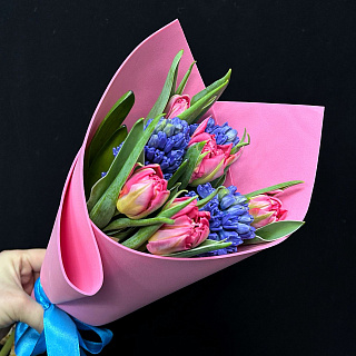 Микс из гиацинтов и пионовидных тюльпанов в розовом фоамиране