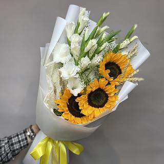 Букет из 3 подсолнухов и белых гладиолусов с пшеницей в матовой пленке с тишью