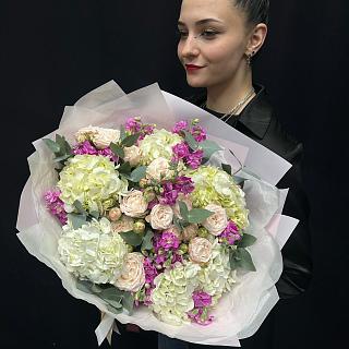 Микс из белых гортензий, кустовой маттиолы и пионовидной розы Бомбастик