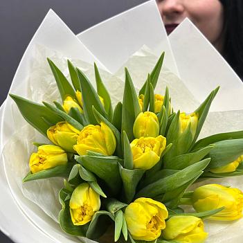 Букет из 15 желтых пионовидных тюльпанов