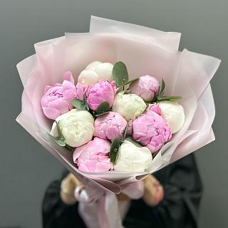 Микс из 11 пионов и эвкалипта