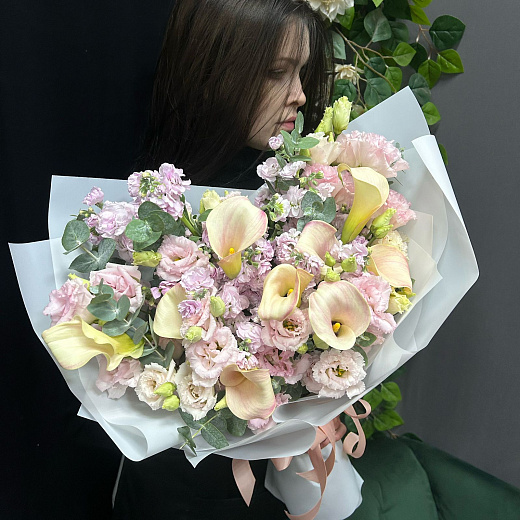 Микс с каллами, эустомой и маттиолой с доставкой в Москве