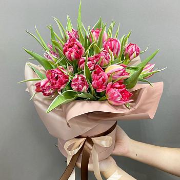 Шляпная коробка с 25 пионовидными тюльпанами