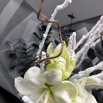 Сезонный букет с белым амариллисом, сухоцветами и корилусом 