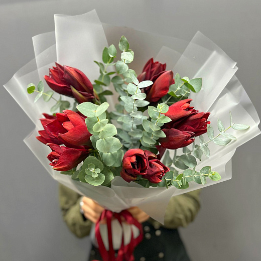 Букет из 5 красных амариллисов с эвкалиптом  с доставкой в Москве