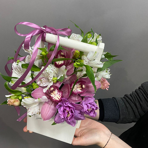 Букет из альстромерий с орхидеями в мини-ящике