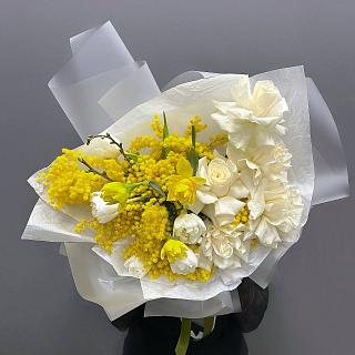 Сезонный букет с французскими розами, тюльпанами, нарциссами и мимозой