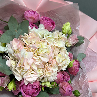 Букет с розовой гортензией, розами Мисти Баблс и эустомой