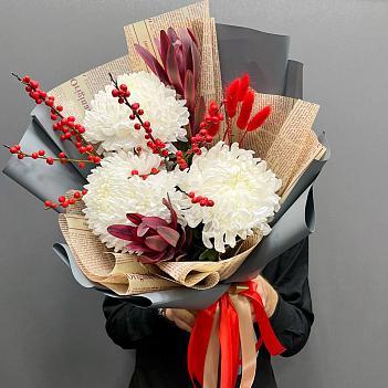 Осенний букет с сезонной крымской хризантемой, илексом и сухоцветами  Осенний букет с сезонной крымской хризантемой, илексом и сухоцветами