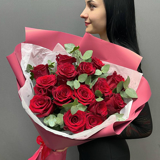 Букет из 15 красных Эквадорских роз с эвкалиптом  с доставкой в Москве