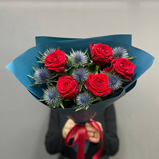 Букет из 5 роз с эрингиумом с доставкой в Москве