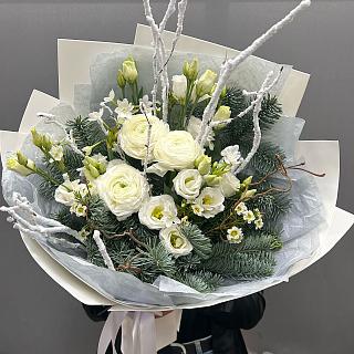 Хвойный букет с ранункулюсами, нарциссами и эустомой 