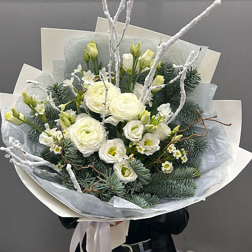 Хвойный букет с ранункулюсами, нарциссами и эустомой  с доставкой в Москве