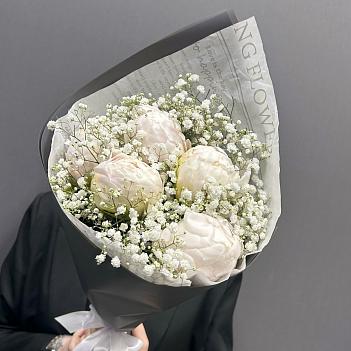 Букет из 5 белых пионов и гипсофилы Букет из 5 белых пионов и гипсофилы