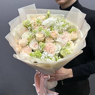 Микс-букет с белой сиренью, розами и эустомой